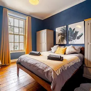 Spacious 1-bed Centre In Apartment